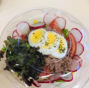 Zeleninový salát s tuňákem a vajíčkem
