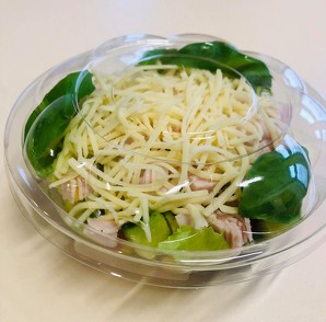 Zeleninový salát se šunkou a sýrem