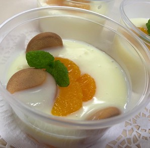 Vanilkový puding s mandarinkami a piškoty